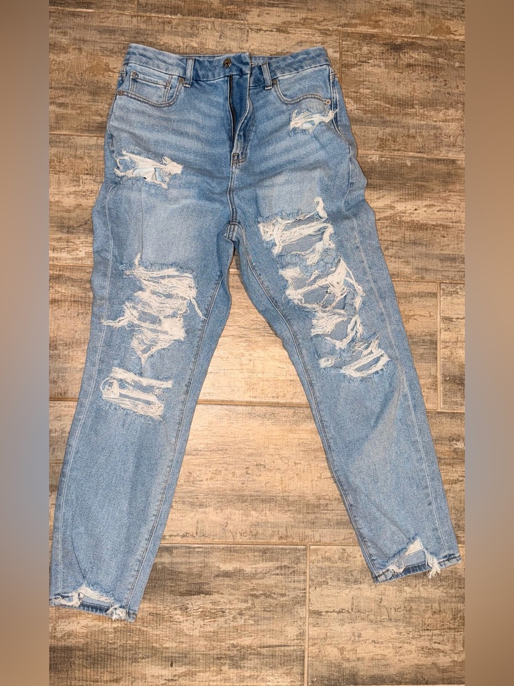 American Eagle Light Blue Distressed Women’s Jeans